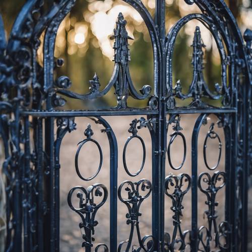 Темно-синие металлические железные ворота в готическом стиле.