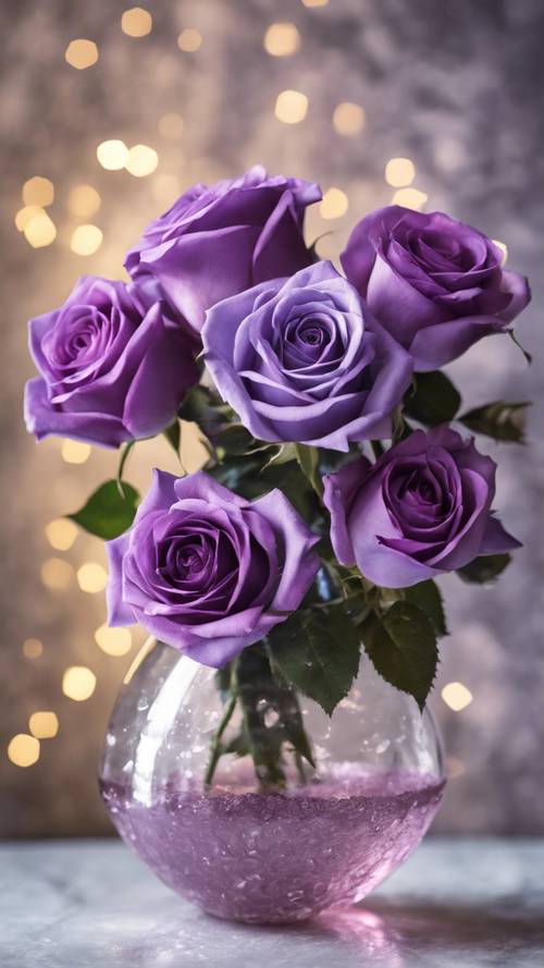 有纹理的玻璃花瓶中插着六种不同色调的紫玫瑰。