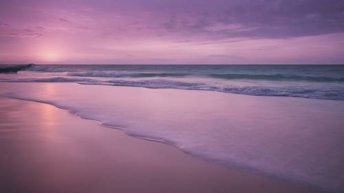 Pemandangan lautan yang tenang saat senja, dimana cakrawala bersinar dengan rona ungu lembut.