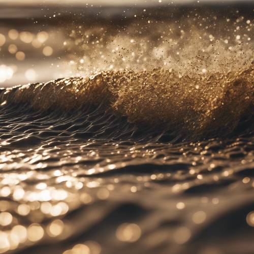 Altın ışıltılı kumlu plaja çarpan siyah dalgaların görüntüsü