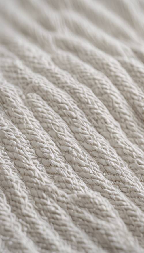 Zbliżenie drobno tkanej białej tkaniny lnianej, ukazujące jej czyste, teksturowane wzory.
