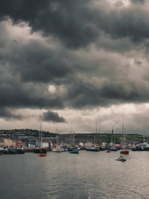 Una vista panorámica del puerto de Cork bajo un cielo tormentoso, algunos barcos moviéndose suavemente con las olas.