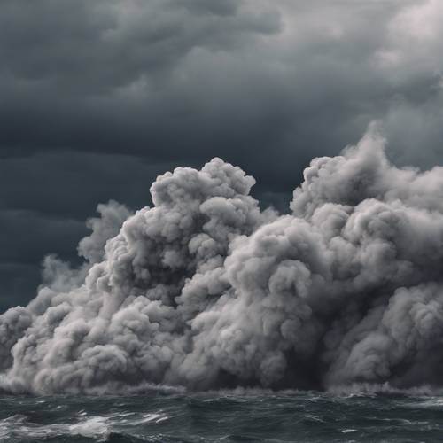 Image détaillée de modèles de fumée grise chaotique lors d’une journée de tempête.