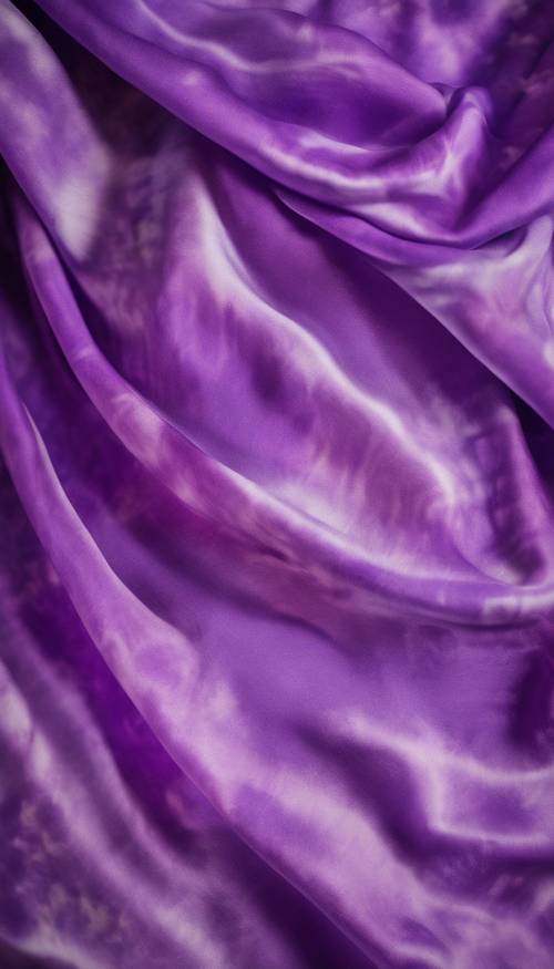 Um rico padrão tie-dye roxo profundo em um lenço de seda esvoaçante.