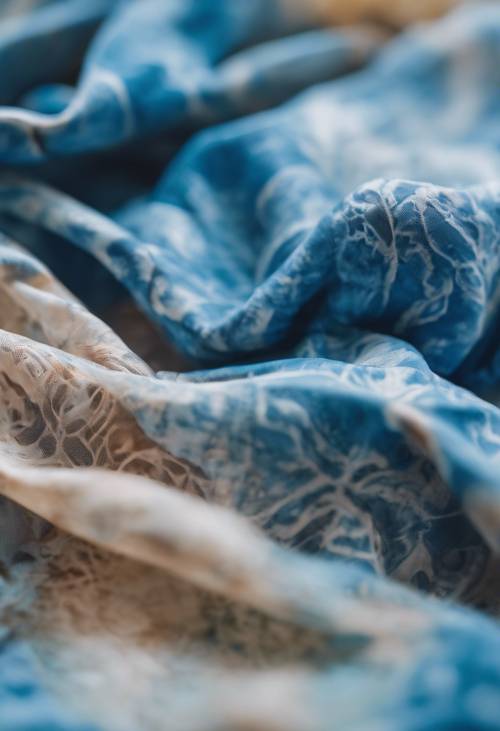 Un pezzo di tessuto blu tie-dye che ondeggia nella brezza calma.