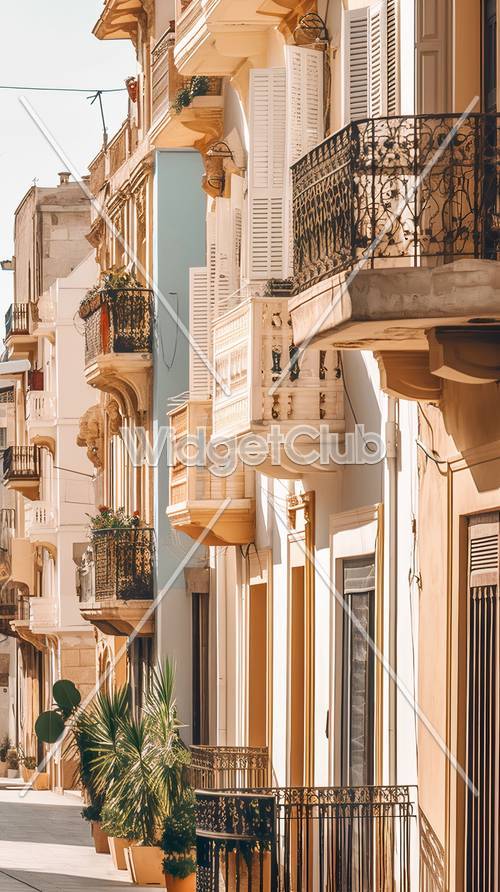 Sonnige europäische Straßenszene mit bunten Balkonen