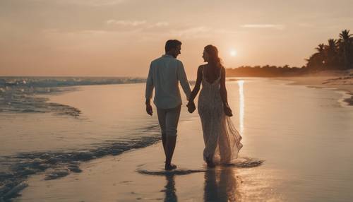 Pasangan bahagia berjalan-jalan romantis di pantai putih, bergandengan tangan, saat matahari terbenam di latar belakang.