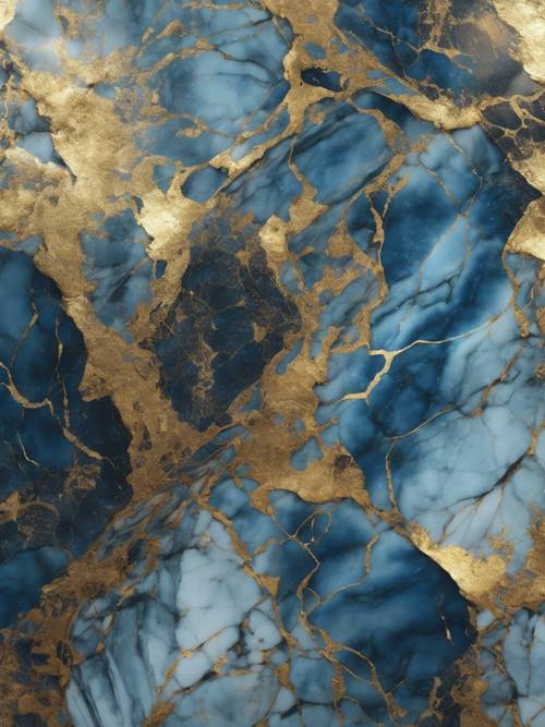 Eteryczny wzór ukształtowany przez niebieskie tekstury i lśniące złoto na powierzchni marmurowej płyty.