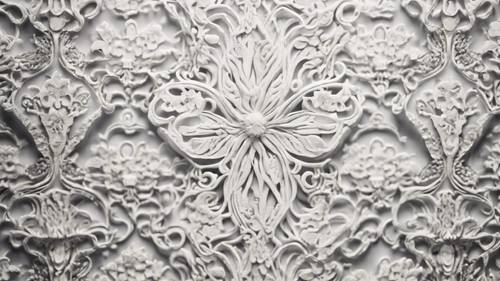 복잡한 빅토리아 스타일 패턴이 있는 흰색 질감의 벽지입니다.