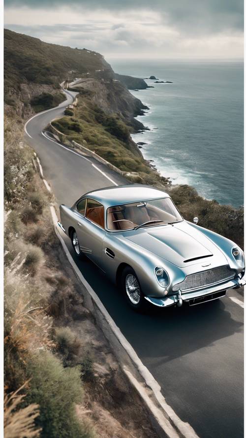 Aston Martin DB5 retro en plata, acelerando a lo largo de una sinuosa carretera junto a un acantilado con vistas al océano.