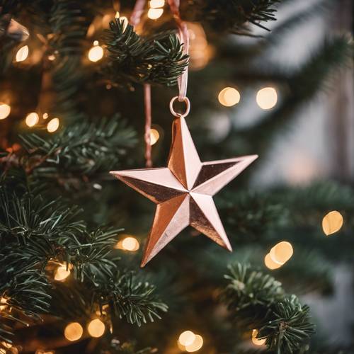 Una estrella rústica de madera pintada en oro rosa, colgada en un querido árbol de Navidad familiar.