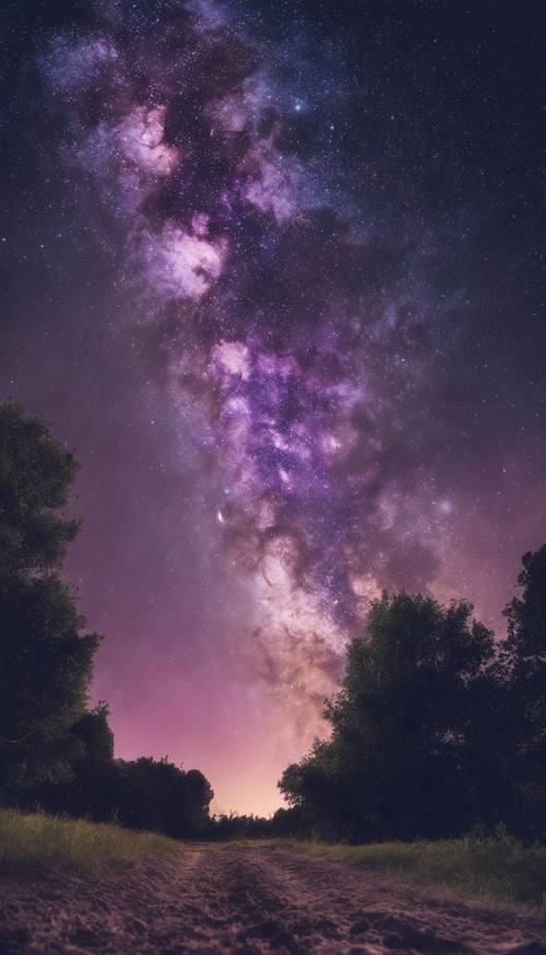 Ảnh chụp rộng dải ngân hà vắt ngang bầu trời đêm màu tím.