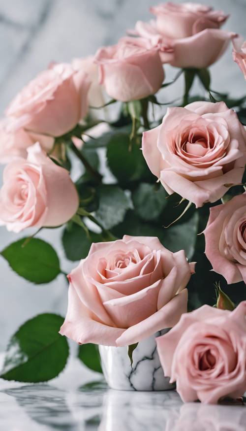 Rosas rosa claro recém-cortadas, colocadas em um vaso sobre uma mesa de mármore branco royal.