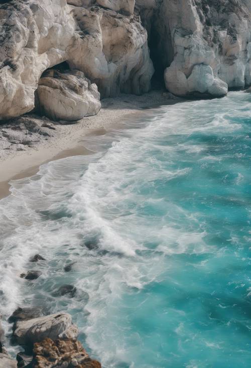Sakin turkuaz bir denize bitişik mavi ve beyaz damarlı mermer kayalıkların profil görünümü.