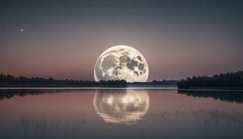 Una impecable luna llena que brilla en color crema en el tranquilo cielo nocturno, proyectando una luz serena sobre un lago silencioso.