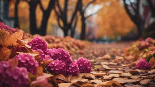 Eine atemberaubende Herbstszene mit einem bunten Spektrum an Hortensien, eingebettet zwischen gefallenen Blättern.