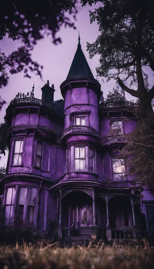 Una espeluznante y antigua mansión victoriana, envuelta en sombras de color púrpura y negro, que se alza inquietantemente contra la luz de la luna.
