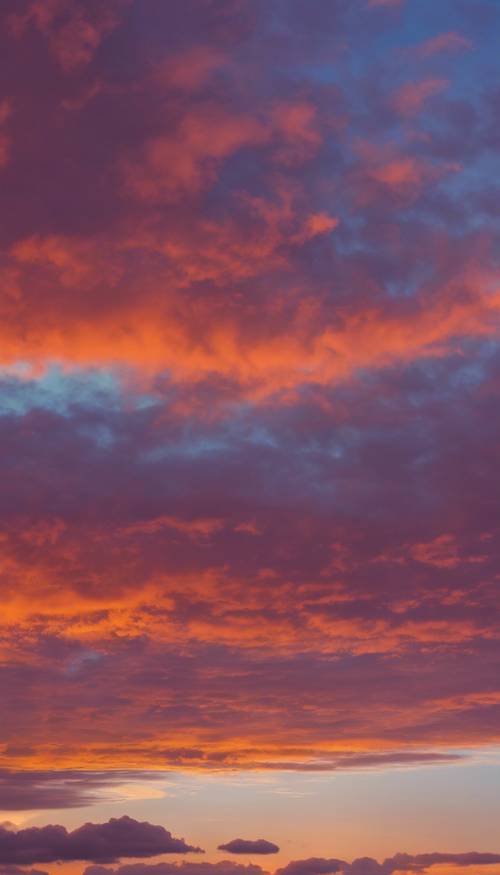 夕焼けに広がる果てしない空、青からオレンジ、そして深い紫への美しいグラデーション