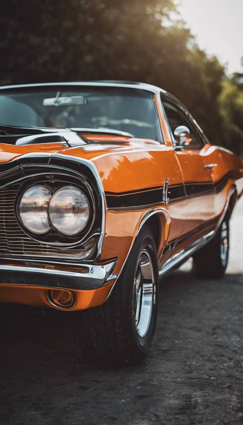 Bức ảnh chụp một chiếc xe cơ bắp cổ điển của những năm 1960, được sơn màu cam bóng với những đường sọc đua màu đen nổi bật.