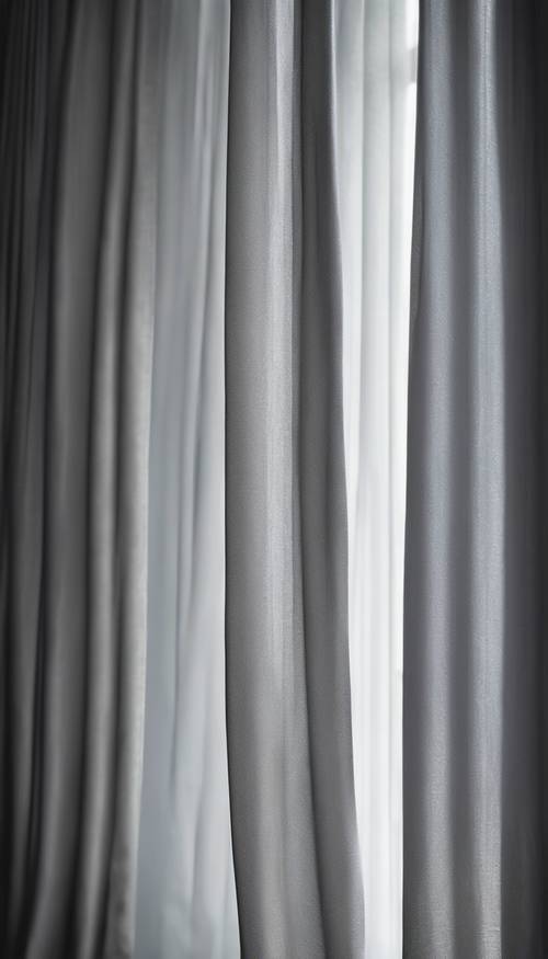 Cortinas ombre cinza penduradas elegantemente, passando de cinza escuro na parte superior para um cinza prateado suave na parte inferior.