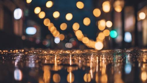 Luci festive appese alle strade della città, che si riflettono sui marciapiedi bagnati di pioggia in una tranquilla notte invernale.