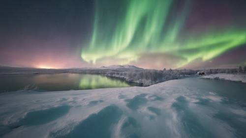 Une image de rêve d’une citation blanche apparaissant dans les aurores boréales.