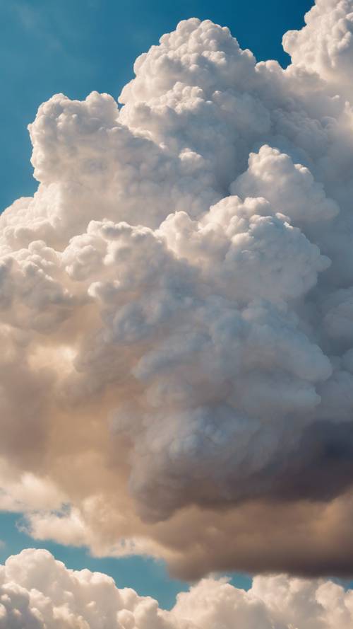 Close-up de uma nuvem cúmulo detalhada sob um céu cobalto imaculado.