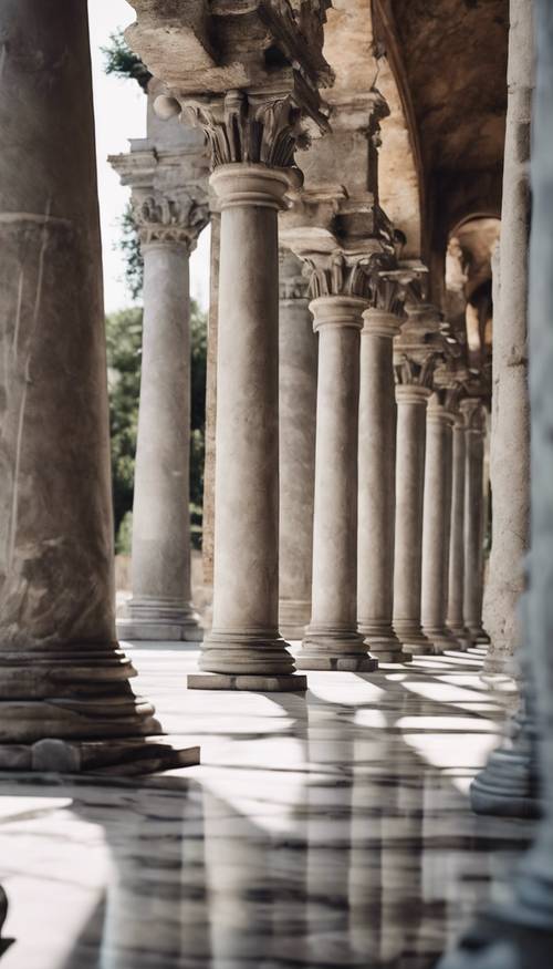 Pilares de mármore cinza que sustentam uma antiga estrutura romana.