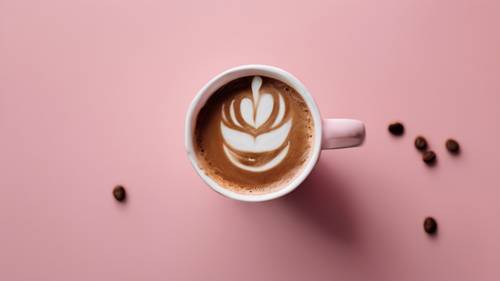 Une citation sur le café écrite dans une infusion torréfiée foncée sur un joli latte art rose.