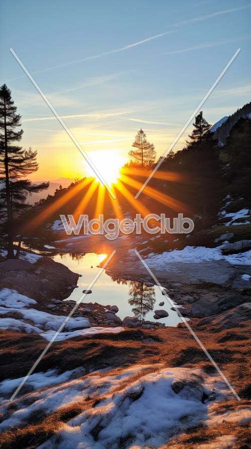 Coucher de soleil sur le lac de montagne enneigé