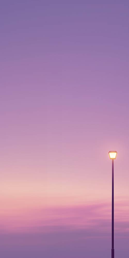 Un ciel rose rêveur et un lampadaire lumineux