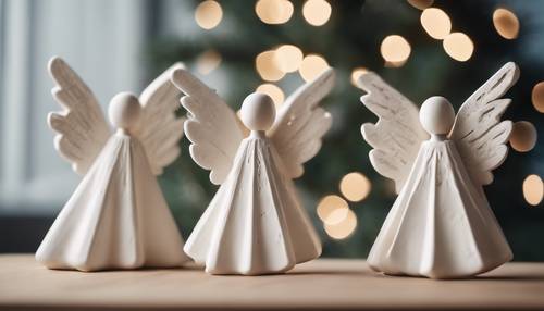 Angeli in ceramica bianca e albero di Natale in legno in un ambiente minimalista