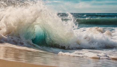 Fotorealistyczny obraz przedstawiający radosną, letnią falę oceaniczną rozbijającą się o piaszczysty brzeg, wypełnioną pianą i bryzgami.