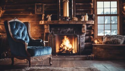 Edler Vintage-Samtsessel neben einem großen Kamin in einer rustikalen Holzhütte an einem kühlen Abend.