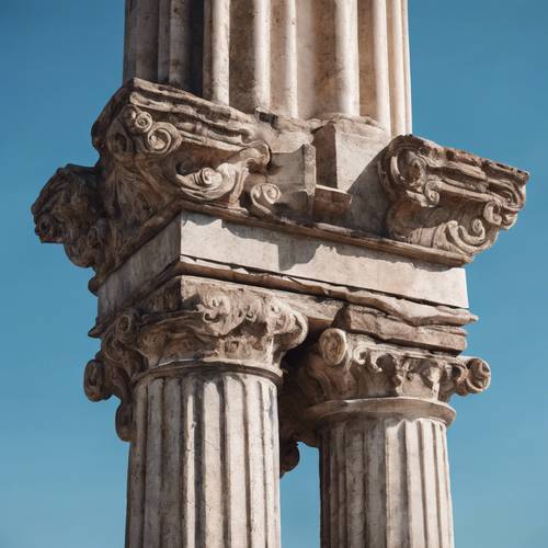 Старая римская колонна из коричневого мрамора, стоящая на фоне ярко-голубого неба.