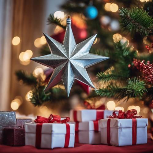 Ein silberner Stern von Bethlehem leuchtet hell auf einem großen und farbenfrohen Weihnachtsbaum, darunter liegen wunderschön verpackte Geschenke.