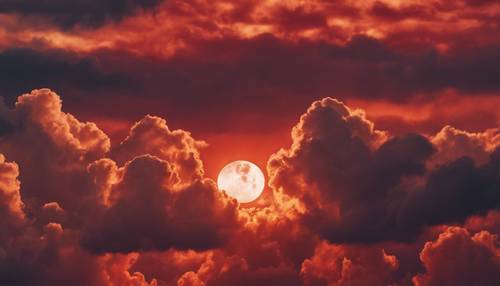 Matahari terbenam di tengah gumpalan awan kumulus, mewarnai langit dengan rona merah dan emas.