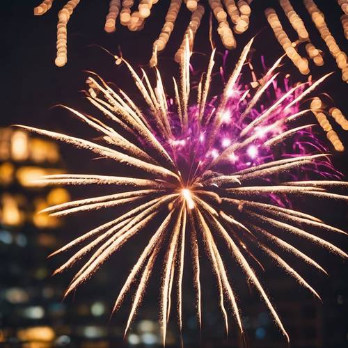 Uno spettacolo pirotecnico vibrante che illumina la festosa notte di Capodanno, visibile dallo skyline di una città.