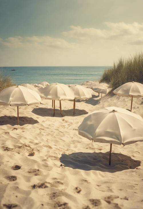 Kartu pos antik bergambar pemandangan pantai dengan payung linen berwarna krem ​​menghiasi lanskap berpasir.