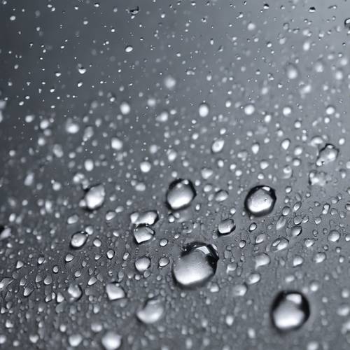 灰色金屬表面上雨滴的詳細特寫。