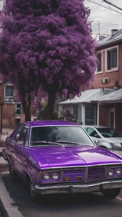 Une voiture violet néon de style rétro garée dans une rue tranquille de banlieue