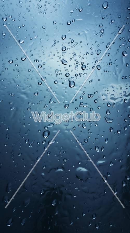 Gocce di pioggia su sfondo di vetro blu