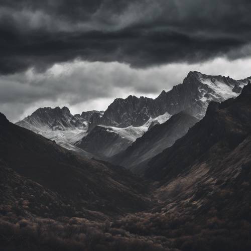 Một dãy núi gồ ghề màu đen và xám dưới bầu trời giông bão.