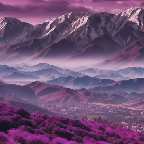 Une vue panoramique d’une vallée avec des montagnes faites d’argent violacé brillant.