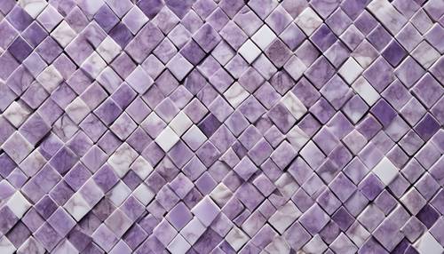 Un mosaico di tessere di marmo lilla.