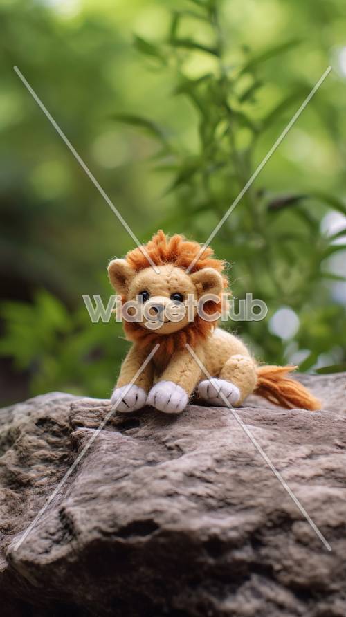 Simpatico giocattolo del cucciolo di leone su una roccia
