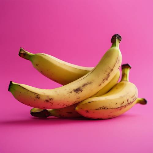 Bananes mûres jaunes sur fond rose vif.