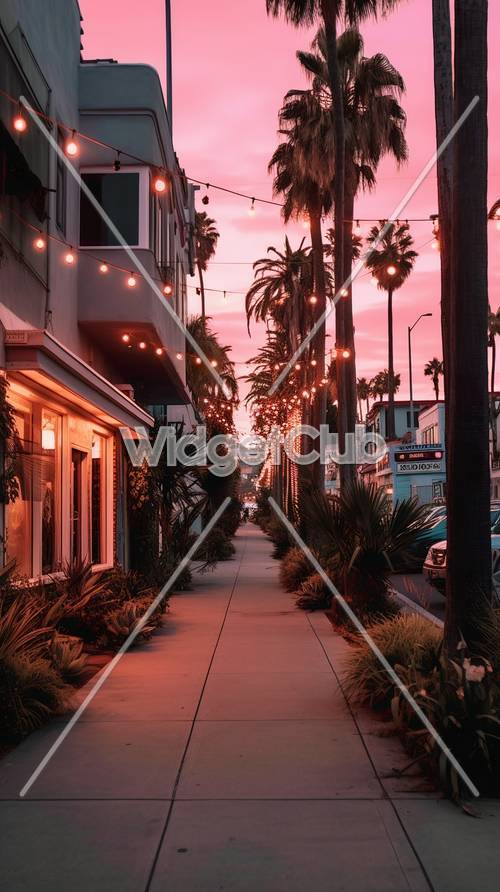Sunset Boulevard mit Palmen und Lichtern