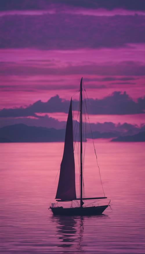 暮色中紫色的平靜海面，有一艘奇異帆船的輪廓。