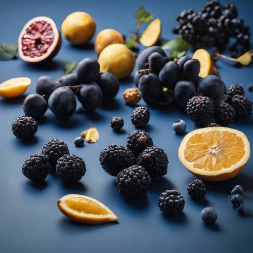 Una naturaleza muerta realista de frutas negras sobre un fondo azul profundo que contrasta.
